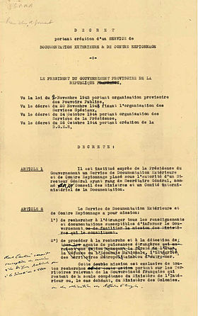 Décret portant création du Service de documentation extérieure et de contre–espionnage (SDECE), version préparatoire annotée par le président du Conseil Charles de Gaulle. Le décret est pris en Conseil des ministres le 28 décembre 1945 et promulgué le 4 janvier 1946, mais non publié au Journal officiel[1],[2],[3],[4]. Archives nationales de France.