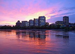 Solnedgång bakom kontorsbyggnader i västra Gatineau (stadssektorn Hull).