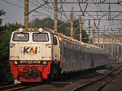 Kereta api Argo Bromo Anggrek sedang melintasi wilayah Tambun dengan rangkaian terbarunya.