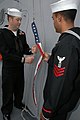 美国海军水手准备升起服役三角旗