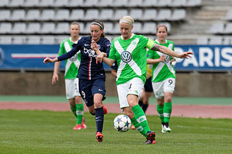 Fischer i Champions League-match 2015, i närkamp med svenska landslagskollegan Kosovare Asllani.