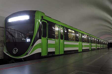 Двухвагонный состав из вагонов 81-717М с U-образными кабинами в зелёной окраске на станции «Еритасардакан»