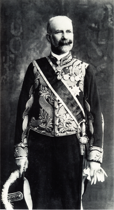 Portrét ve slavnostní dvorské uniformě z roku 1902