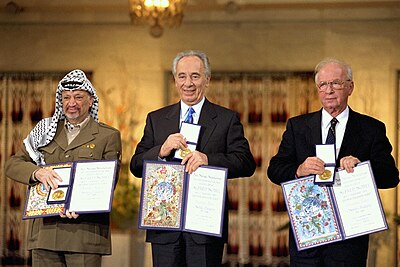 Die Wenners van die Nobelprys vir Vrede in 1994 in Oslo: Israel se eerste minister Yitzhak Rabin, Israel se minister van buitelandse sake Shimon Peres en die PLO-voorsitter Yasser Arafat (van regs na links).