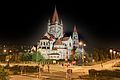 Die Franz-von-Assisi-Kirche bei Nacht von der Reichsbrücke aus gesehen