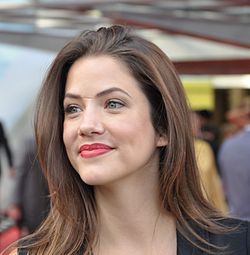 Julie Gonzalo mint Pamela Rebecca Barnes