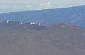 Observatoires du Mauna Kea, vu d'avion. De gauche à droite, de l'image, on voit: le CFHT, Gemini Nord, UH 2.2, UKIRT, IRTF, le Keck et le Subaru