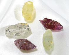 Různé krystaly korundu