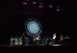 Whitesnake esiintymässä vuonna 2011.