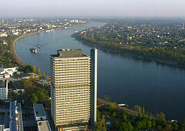 Udsigt over Bonn og Rhinen - tårnet i forgrunden rummede forbundsdagsmedlemmernes kontorer da Bonn var hovedstad