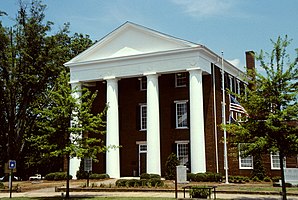 Greene County Courthouse in Greensboro (2004). Das Courthouse entstand 1849 im Stile des Greek Revival („Griechisches Wiederaufleben“). Im Jahr 1938 wurden zwei Flügel ergänzt und später ein drittes Stockwerk für die örtliche Freimaurerorganisation. Im September 1980 wurde das Greene County Courthouse in das NRHP eingetragen.[1]