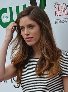 Kayla Ewell interprète Casey.