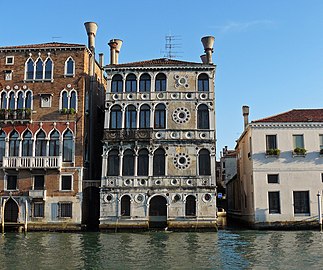 Le palais Dario qui a ensuite été rénové avec des éléments de la Renaissance. À gauche, le palais Barbaro Wolkoff.