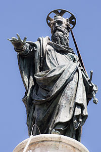 Statyn föreställande Paulus på toppen av kolonnen.