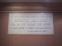 Placa na habitación onde morrió Benito Juárez. Agora recintu a Juárez. Palaciu Nacional de Méxicu.