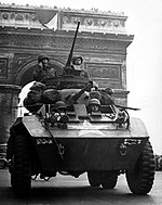 רכב קרבי משוריין מסוג M8 של בעלות הברית עובר דרך שער הניצחון בפריז, לאחר הפלת המשטר הגרמני ששלט בבירה הצרפתית מאז יוני 1940.