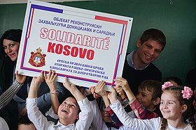 Arnaud Gouillon with elementary school students in Kosovo and Metohija renovated with funds from the French HO "Solidarity for Kosovo"