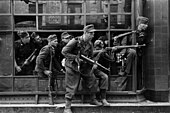 Miembros del SS-Sonderregiment Dirlewanger luchando en Varsovia, fotografiados en la ventana de una casa adosada en la calleFocha, agosto de 1944