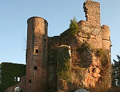 Nordseite mit Treppenturm und Resten von Wohnbauten