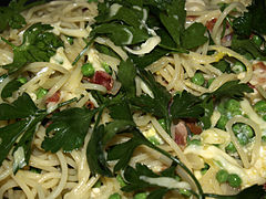 Spaghetti alla carbonara : pancetta, œufs, parmesan et poivre, petit pois, persil.