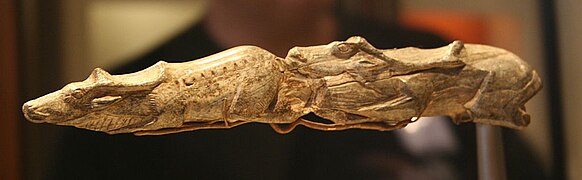 Die 207 mm lange und 13.000 Jahre alte Skulptur der Schwimmenden Rentiere aus Mammut-Elfenbein