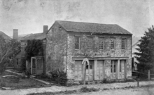 Maison en briques à deux étages.