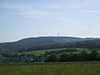 Die Hohe Wurzel (mit Fernmeldeturm) von Westen, davor (im Tal) Wambach, vorne Bärstadt, links am Bildrand der Große Feldberg