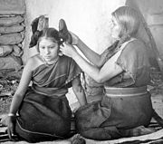 霍皮族妇女正在为未婚女孩梳发,1900年,亨利·皮博迪拍摄