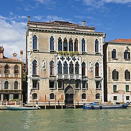 Le palais Loredan dell'Ambasciatore. Les fenêtres rectangulaires de la mezzanine montrent qu'il s'agit en fait d'un bâtiment de la fin du XVe siècle, qui a conservé un style gothique jusqu'à la Renaissance.