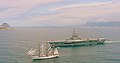 La portaerei São Paulo fotografata insieme alla nave scuola a vela Cisne Branco.