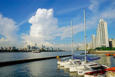 Perlufljót rennur í gegnum Guangzhou, höfuðborg og stærstu borg Guangdong-héraðs í suðurhluta Kína.