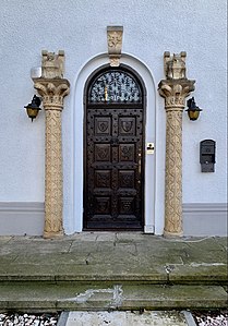 Mediterranean Revival engaged columns of the Prof. C.A. Teodorescu House on Bulevardul Eroii Sanitari, Bucharest, Ion Giurgea, 1941[6]