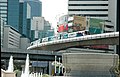 Ein Zug des Skytrain erreicht den Bahnhof Sala Daeng.