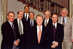 Yhdysvaltain presidentti Bill Clinton tapaamassa vuoden 1998 nobelisteja. John Pople kuvassa kolmantena oikealta.