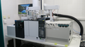 Plynový chromatograf pro GCxGC analýzy napojený na hmotnostní detektor QTOF a GC-IRMS rozhraní v laboratoři SZPI v Brně.