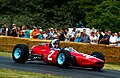 John Surtees in seinem Ferrari 158 beim Goodwood Festival of Speed (2014).