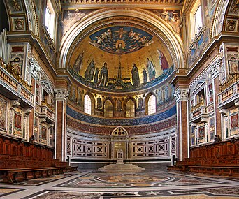 L'abside della basilica, con le decorazioni cosmatesche, racchiude la cattedra papale, che rappresenta simbolicamente la Santa Sede e fa di San Giovanni in Laterano la cattedrale di Roma.