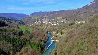 Le moulin Maugain et son barrage sur la Loue en amont du village.