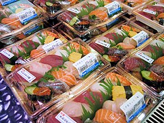 Нигиридзуси в супермаркете в Токио