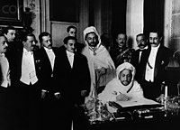 Пасол Марока ў Іспаніі эль-Хадж эль-Макры, падпісвае дагавор на канферэнцыі ў Альхесірасе 7 красавіка 1906 года