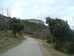 Kilomètre plus facile avant la jonction avec la route venant de Bouquet et vue sur la falaise du Clergue (582 m), voisine du mont Bouquet.