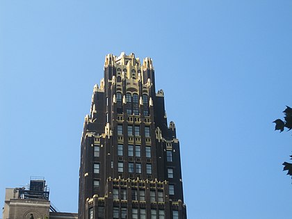 O American Radiator Building em Nova York por Raymond Hood (1924)