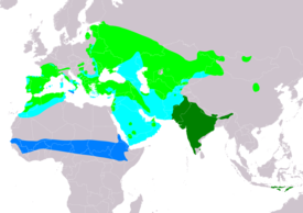 Käärmekotkan levinneisyyskartta, johon on merkitty vaaleanvihreällä pesimäalue, sinisellä talvehtimisalue ja tummanvihreällä alueet, joilla lajia tavataan ympäri vuoden.
