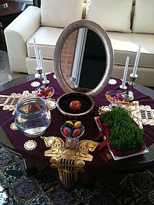 Haft Sin tafel met o.a. een spiegel, versierde eieren, goudvissen, appels, kaarsen en gerstspruiten, 20 maart 2011