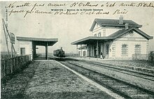 Ancienne carte postale montrant les voies, les quais et le bâtiment voyageurs de la gare de Wissous.