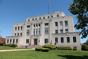 Miller County Courthouse (2015). Das 1939 fertiggestellte Courthouse weist Art-déco-Elemente auf und ist seit Mai 1998 im NRHP eingetragen.[1]