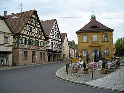 Pusat Neunkirchen a.Main dengan rumah berjendela kayu beserta balai amt tua