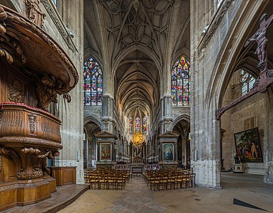 The pulpit in the nave, looking toward the choir