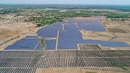 Suuret aurinkovoimalat tarvitsevat laajoja maa-alueita. Kuvassa Maharashtran osavaltiossa sijaitseva 67,2 MWp:n Maharashtra I -aurinkovoimalaitos.