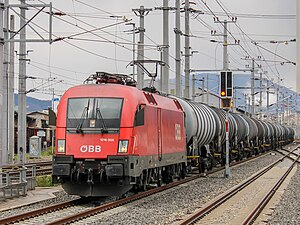 1016 038 mit einem Güterzug